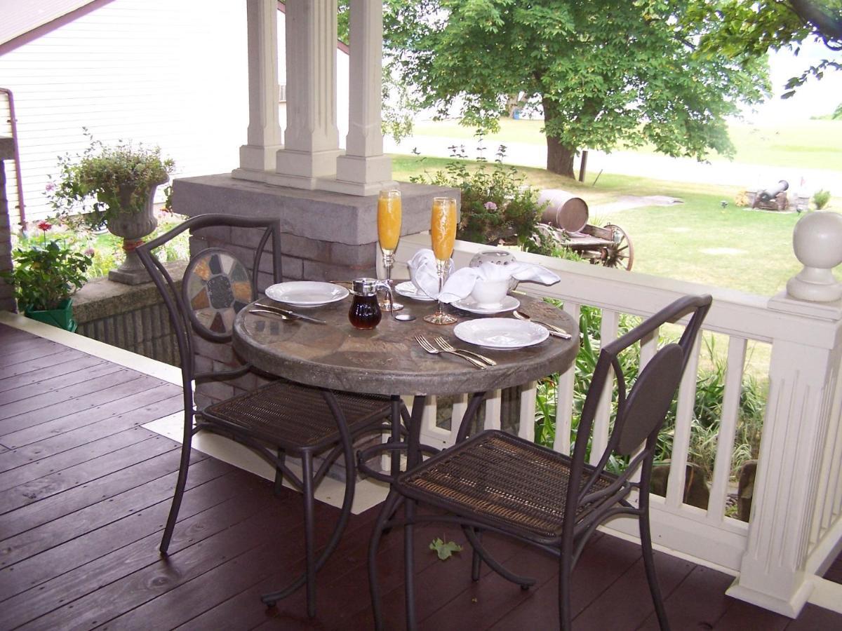 Creighton Manor Inn Bed & Breakfast Orillia Exteriör bild