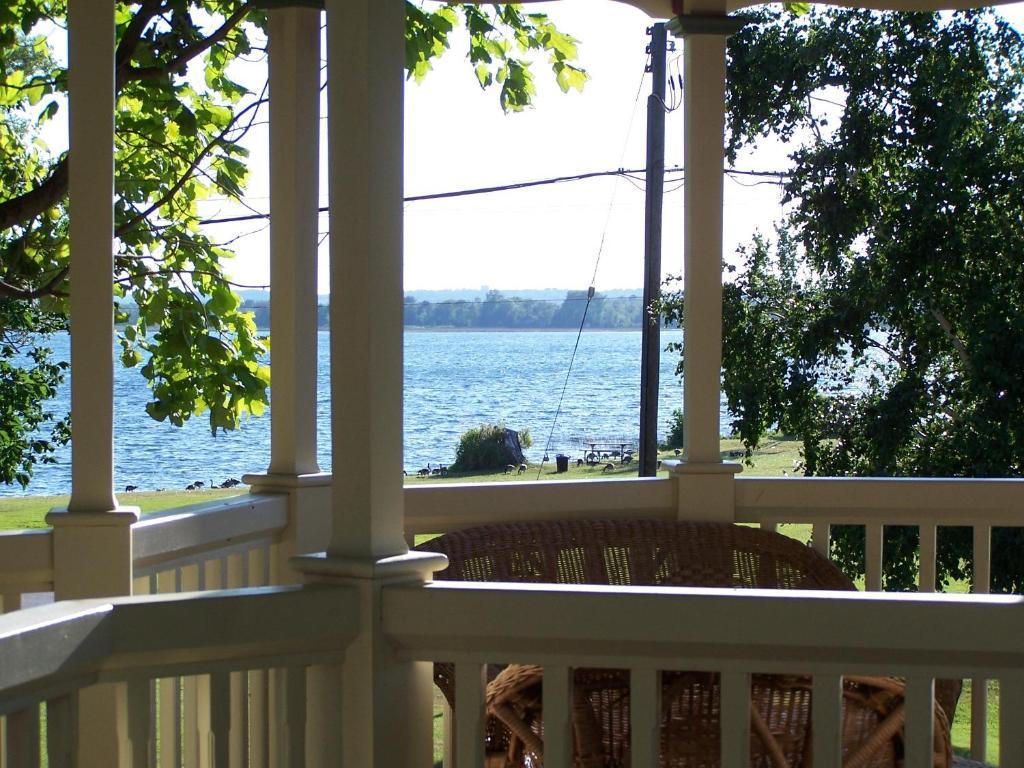 Creighton Manor Inn Bed & Breakfast Orillia Exteriör bild